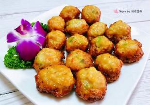 美味诱人的莲藕肉丸装入盘中就大功告成了