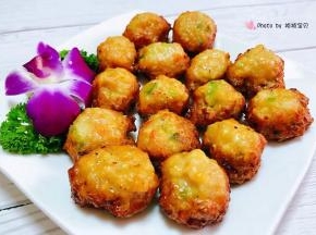 美味诱人的莲藕肉丸装入盘中就大功告成了