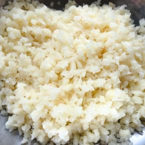 莲藕剁成小粒备用