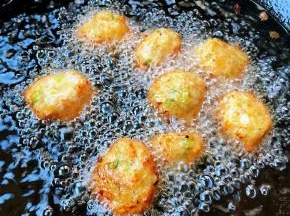 炸至丸子成金黄色飘浮起来即可出锅