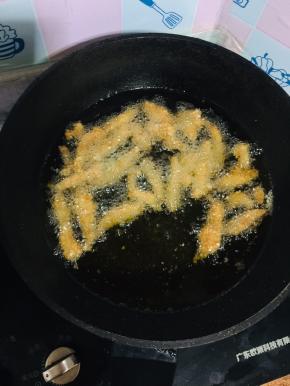 油温七成热，放入鸡柳中火慢炸！