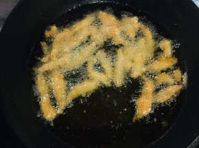 油温七成热，放入鸡柳中火慢炸！