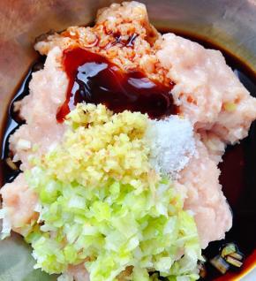 鸡肉剁成泥放入调味料姜、葱、糖、一品鲜酱油、蚝油