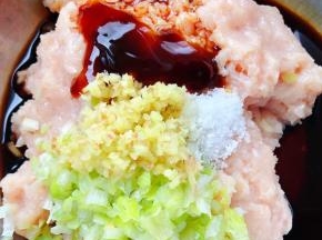 鸡肉剁成泥放入调味料姜、葱、糖、一品鲜酱油、蚝油
