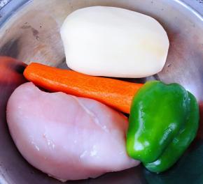 准备原材料鸡肉、莲藕、胡萝卜、青椒