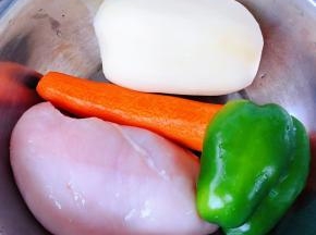 准备原材料鸡肉、莲藕、胡萝卜、青椒