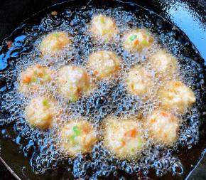 锅中倒入适量油加热至七成热依次放入丸子中火炸起来