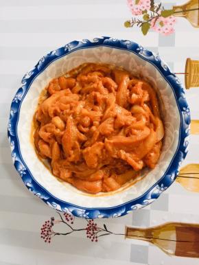 鸡柳中加入几片生姜，适量的麻辣奥尔良烤肉料，1个鸡蛋，2勺料酒，2勺玉米淀粉拌匀提前腌制一个晚上，让它更入味儿！