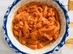 鸡柳中加入几片生姜，适量的麻辣奥尔良烤肉料，1个鸡蛋，2勺料酒，2勺玉米淀粉拌匀提前腌制一个晚上，让它更入味儿！