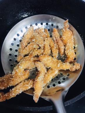 炸至金黄酥脆捞出控油！