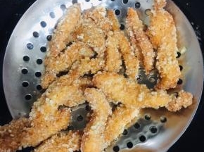 炸至金黄酥脆捞出控油！