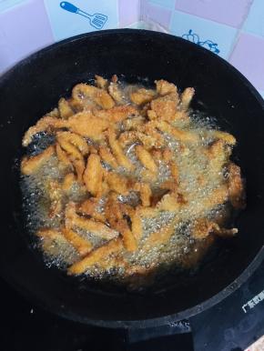 炸好的鸡柳再次回锅复炸一遍，捞出控干油份即可食用！