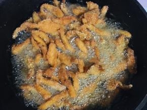 炸好的鸡柳再次回锅复炸一遍，捞出控干油份即可食用！