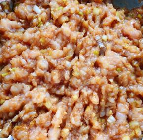 所有调味料拌匀盖上保鲜膜放入冰箱冷藏煨制二十分钟入味