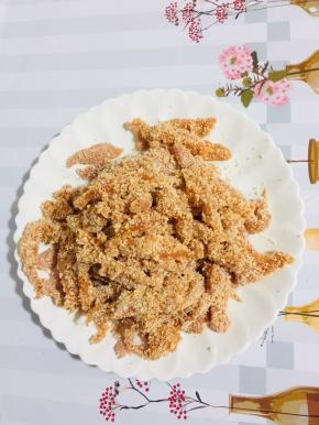 裹好面包糠的鸡柳捏紧实，再抖掉多余的面包糠！依次裹完所有的鸡柳！