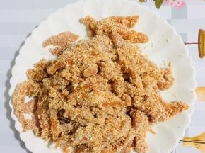 裹好面包糠的鸡柳捏紧实，再抖掉多余的面包糠！依次裹完所有的鸡柳！