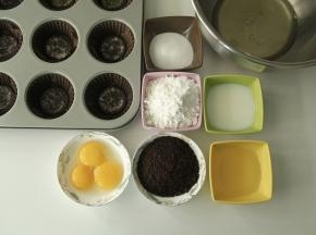 将材料准备好。奥利奥碎就是用饼干直接压成碎，或者买现成的奥利奥碎也行。