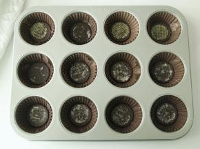 分离蛋黄和蛋白。蛋白放入干净无水无油盆中，放入冰箱冷冻备用。12连模放好纸托，奥利奥饼干去掉夹心，放入纸托底部，有花纹的朝下。