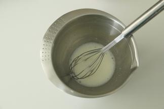 玉米油和牛奶倒入干净盆中，用蛋抽搅打至乳化，看不见油点。