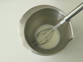 玉米油和牛奶倒入干净盆中，用蛋抽搅打至乳化，看不见油点。