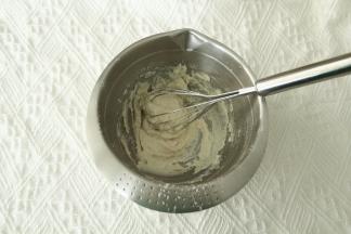 将低粉和玉米淀粉一起筛入，用蛋抽Z字形拌匀到没有干粉，状态略粘稠。