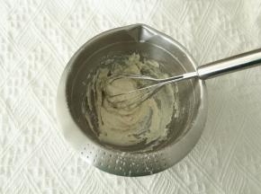 将低粉和玉米淀粉一起筛入，用蛋抽Z字形拌匀到没有干粉，状态略粘稠。