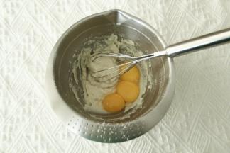 倒入所有蛋黄。