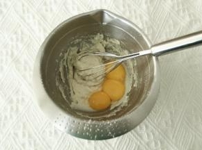 倒入所有蛋黄。