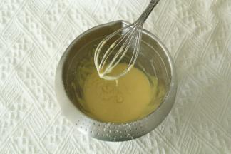 继续之字形拌匀成顺滑滴落的蛋黄糊。盆边的记得刮下一起拌匀。放置一旁备用。