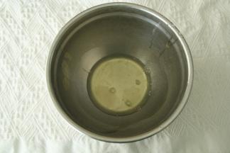 取出冷冻到四周带冰渣状态的蛋白（打发出来更细腻稳定），加入几滴白醋或者柠檬汁去腥。此时可以预热烤箱上下160度。