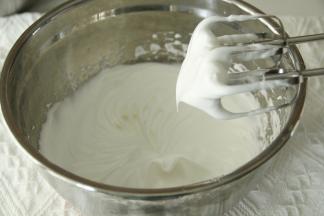 打到如图，提起打蛋头能拉出小弯钩（中性发泡），转低速再打几圈，整理下大气泡。蛋白最后是细腻带光泽的。