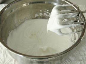 打到如图，提起打蛋头能拉出小弯钩（中性发泡），转低速再打几圈，整理下大气泡。蛋白最后是细腻带光泽的。