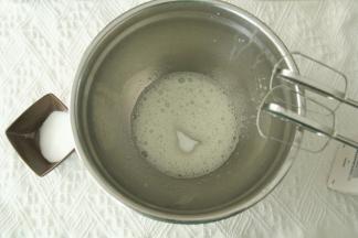 电动打蛋器高速打发，打到鱼眼泡，加入1/3细砂糖；然后继续打到细密小泡，加入1/3细砂糖；打到蛋白略带纹路，加入最后的细砂糖。