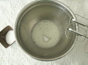 电动打蛋器高速打发，打到鱼眼泡，加入1/3细砂糖；然后继续打到细密小泡，加入1/3细砂糖；打到蛋白略带纹路，加入最后的细砂糖。