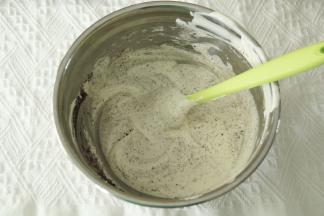 此时将奥利奥碎倒入，用翻拌手法拌几下拌匀即可！