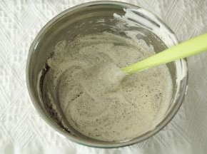 此时将奥利奥碎倒入，用翻拌手法拌几下拌匀即可！