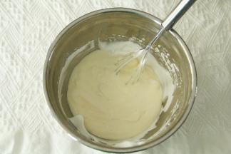 再取1/3蛋白霜，重复上一步，翻拌均匀。然后倒回到剩余蛋白霜中，同样操作，混匀后，最后用刮刀，将盆边和盆底部蛋抽没有拌匀的，再翻拌几下即可。