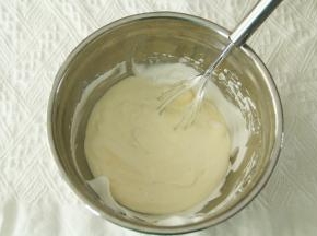 再取1/3蛋白霜，重复上一步，翻拌均匀。然后倒回到剩余蛋白霜中，同样操作，混匀后，最后用刮刀，将盆边和盆底部蛋抽没有拌匀的，再翻拌几下即可。