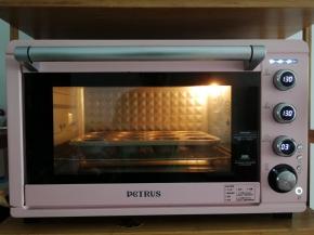 提起模具，轻振2下振出大气泡，送入烤箱中层偏下位置。转上下130度，烤40分钟。然后再转上下150度，烤10分钟即可！烤完就可以出炉，振2下模具，将热气振出，然后转移到冷凉架上冷凉即可！