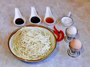 准备食材，面条的量根据个人胃口来即可。