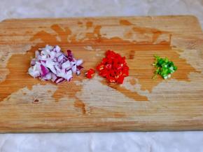 洋葱，辣椒，葱花洗干净切好。