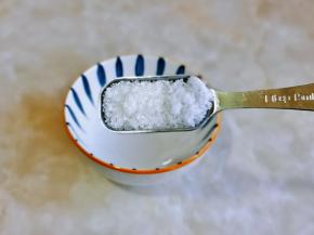 取一个小碗，加入糖，盐。