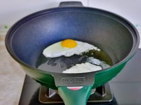 起油锅，磕入鸡蛋，煎至表面凝固盛出备用。