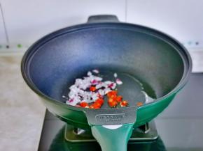 起油锅，加入辣椒洋葱煸炒。