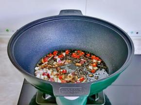 再加入调好的酱汁。