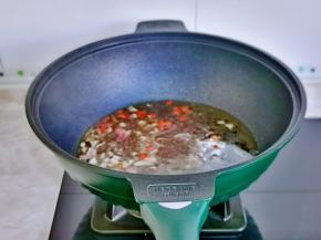 倒入一碗纯净水烧开。