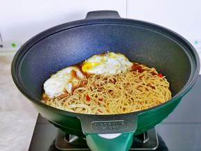 再加入荷包蛋。