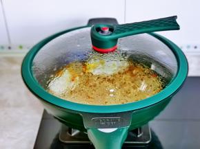 盖上盖子焖熟至入味。