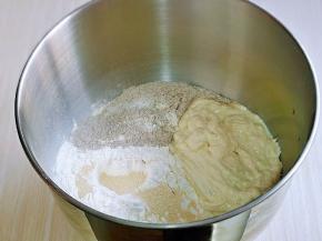 做主面团，首先将牛奶，草鸡蛋，盐放入厨师机桶中，再加入奶粉，细砂糖。(2个草鸡蛋去皮重量78克)再加入全麦粉，高筋面粉，酵母粉，最后加入发酵好的波兰种，启动厨师机揉面一个小程序。