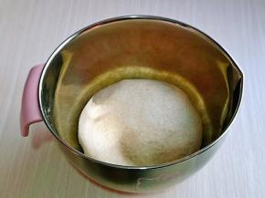 取出揉圆，放入器具中，入蒸烤箱进行发酵，35度40分钟。(室温发酵也可以，但一定要保持面团的湿度)